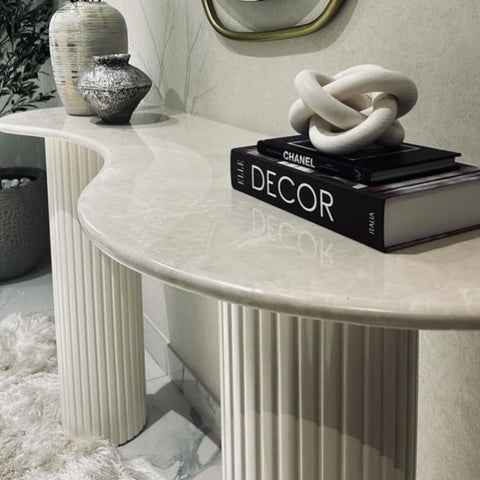 Wooden rounded based Crème Uno top