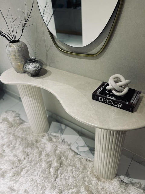 Wooden rounded based Crème Uno top