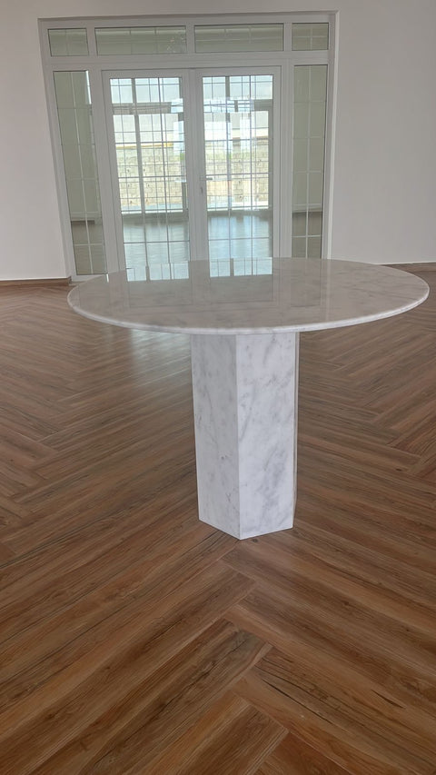 Mhairii dining table