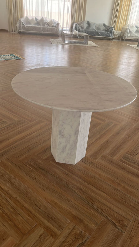 Mhairii dining table
